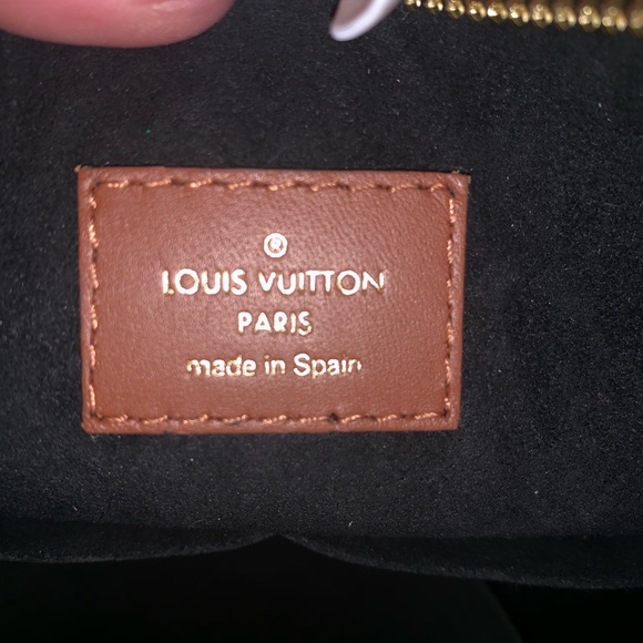 V TOTE MM Louis Vuitton - Picture 6 of 8